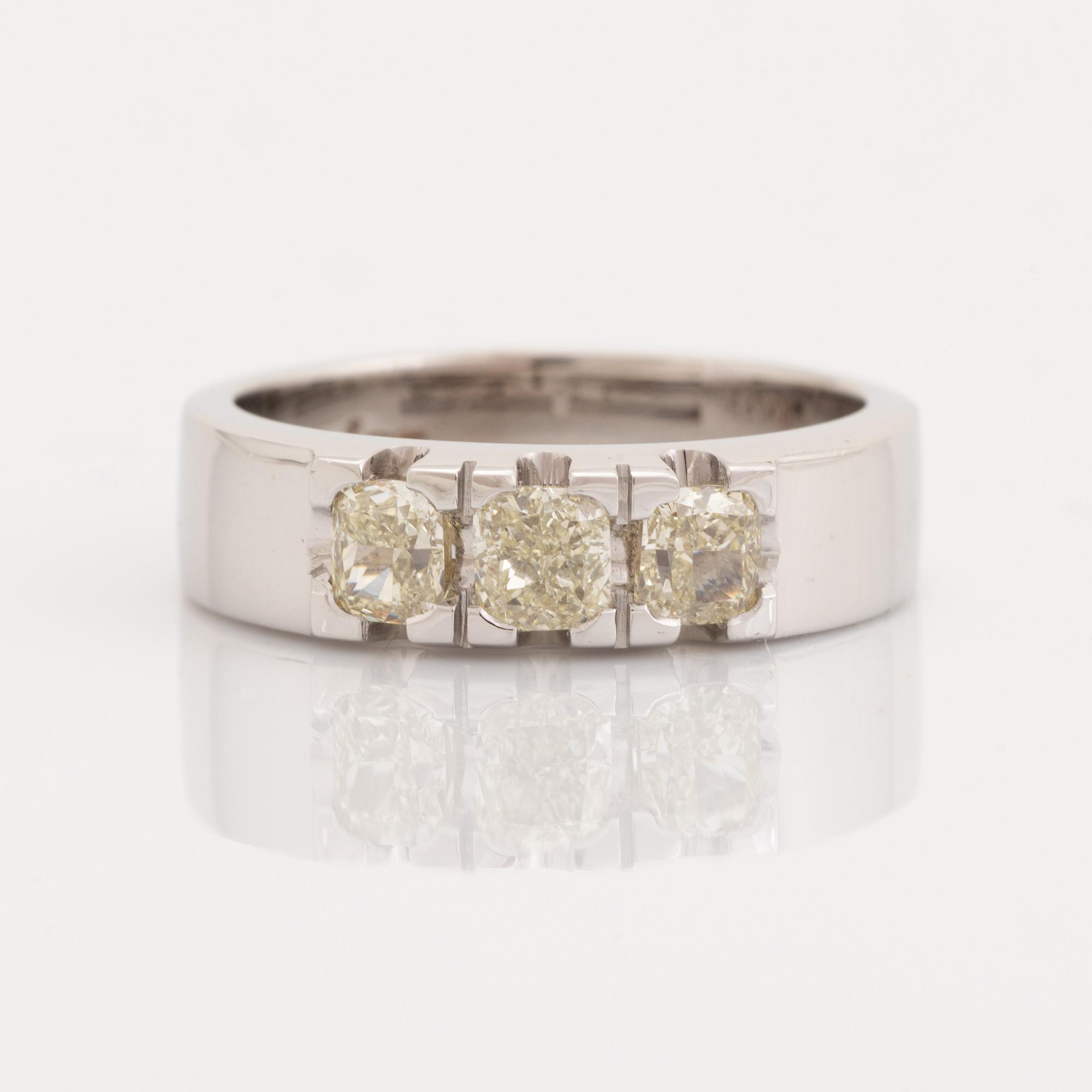 Ring med tre cushionslipade diamanter.