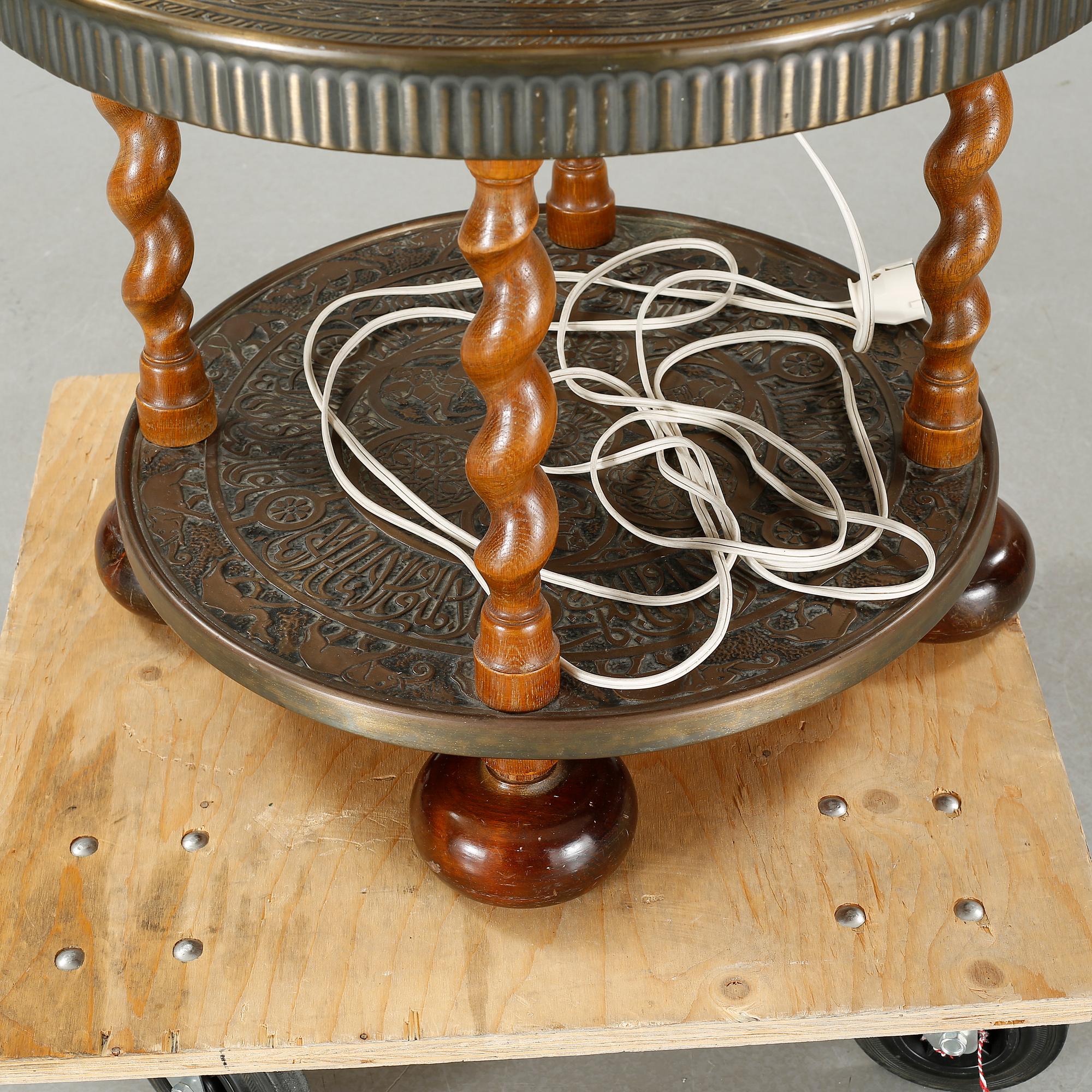 BORD MED LAMPA, 1900-tal.