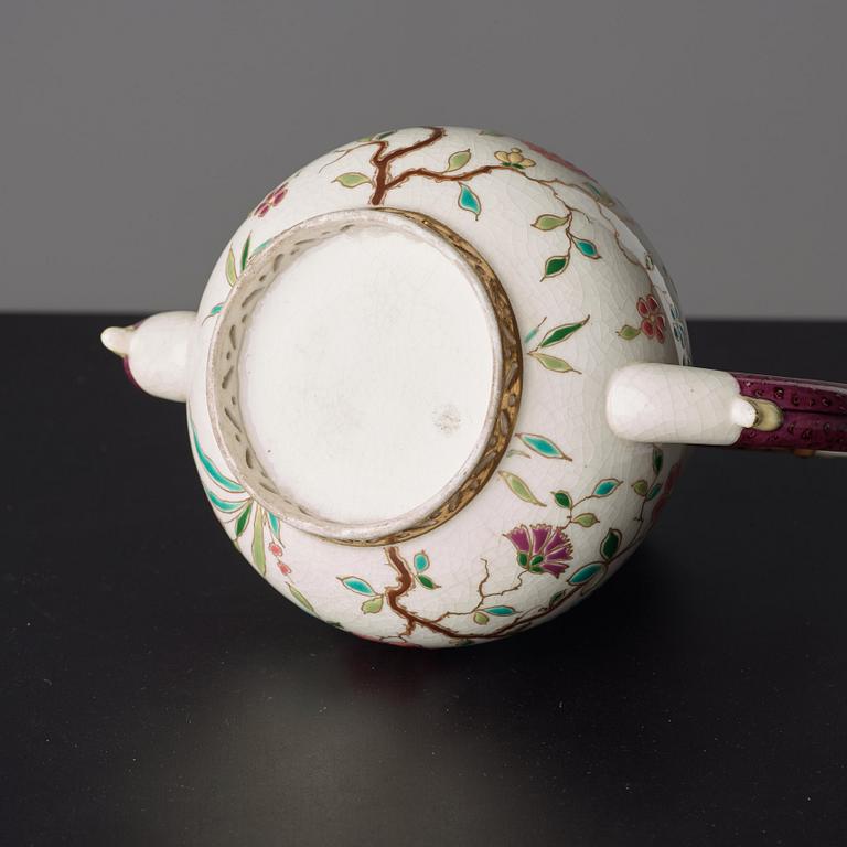 A creamware tea pot with cover, unmarked, presumably Rörstrand, 19th Century.