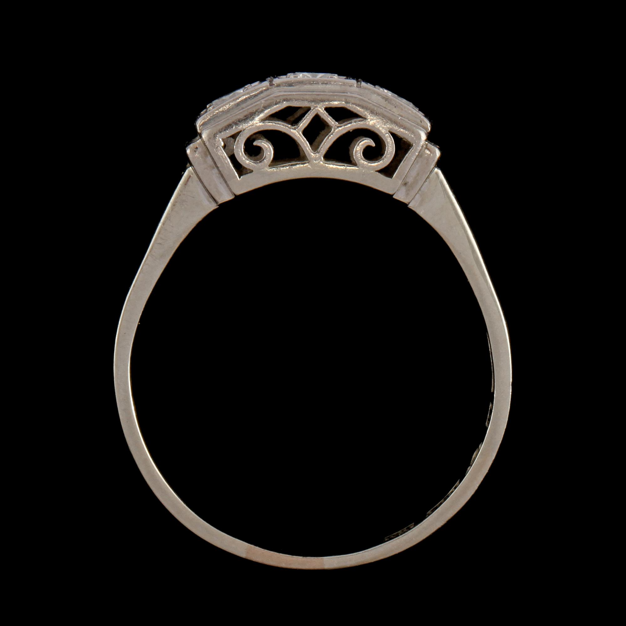 RING, 18K vitguld med 3 briljantslipade diamanter, 0.27 ct, Gustav Dahlgren & Co, Malmö, 1952. Vikt 4,7 g.