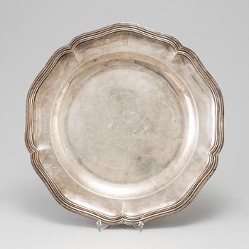 Two silver serving dishes, one marked GAB, Stockholm, Sweden 1944. Total weight 1620 g.