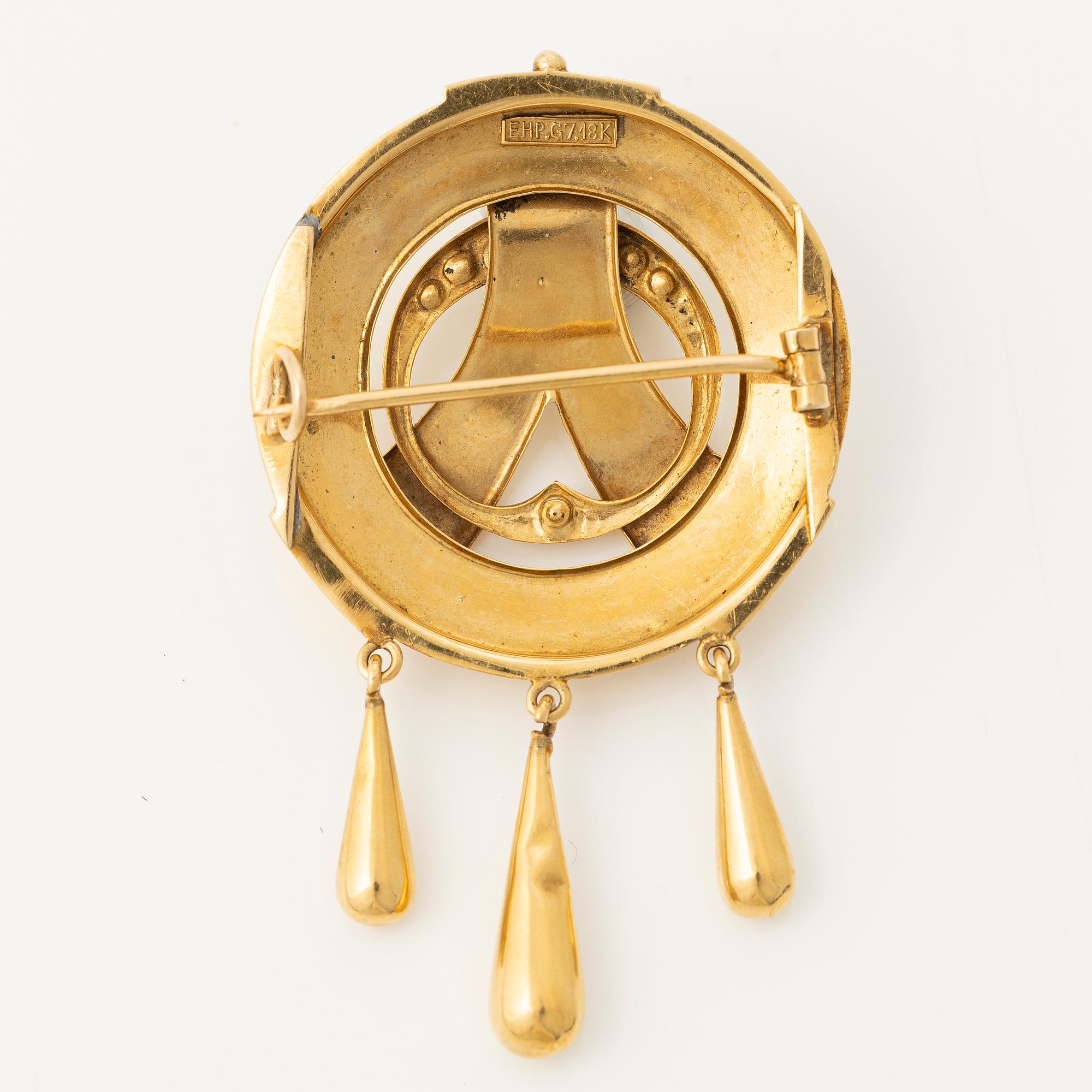 18K gold brooch with small pearls.