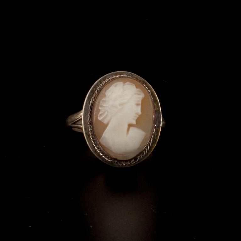 PARTI KAMÉSMYCKEN och ett KORS. 800-830 silver, metall.
Mellaneuropa och Ryssland.