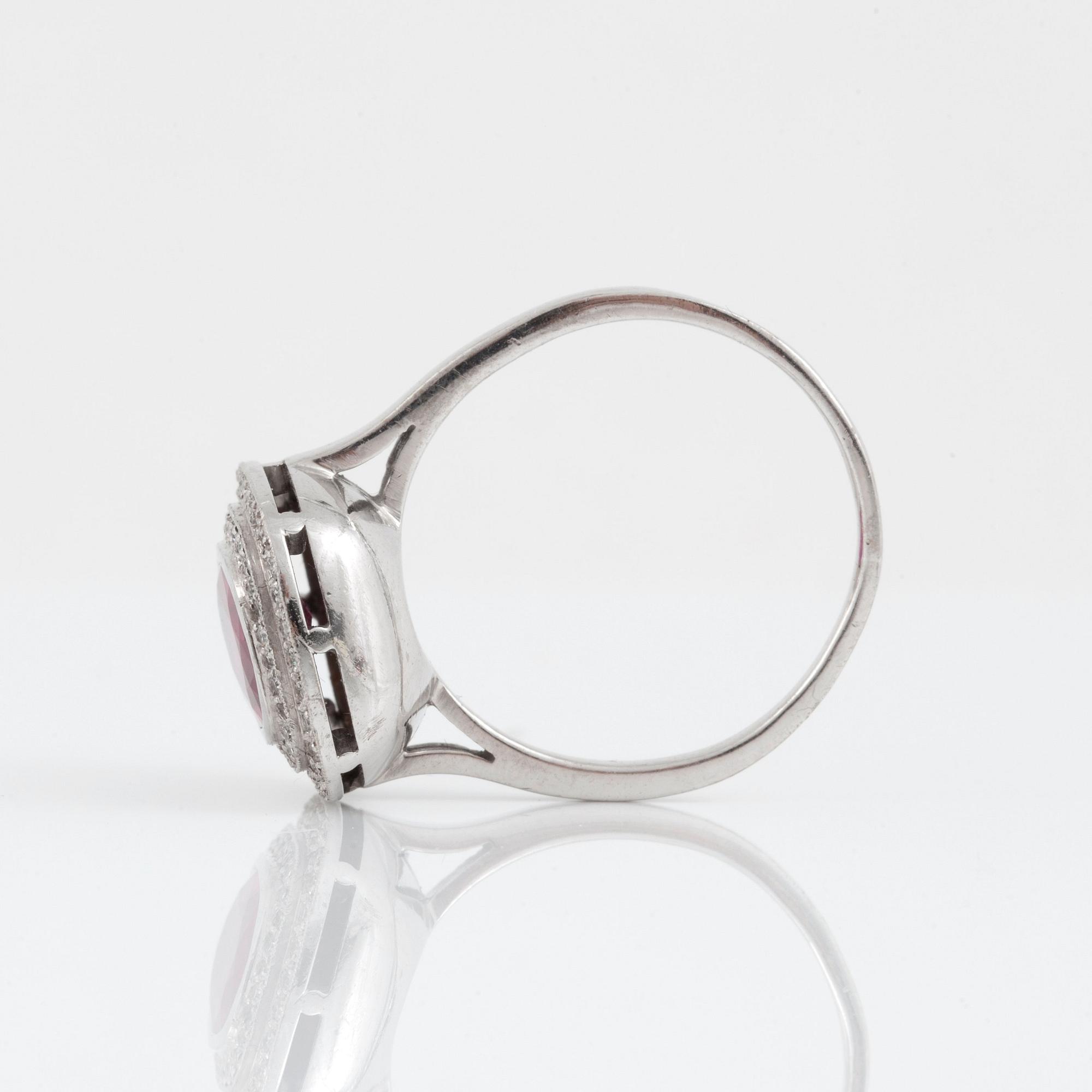 RING med en rubin, ca 2.50 ct, och diamanter.