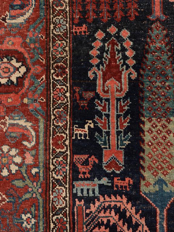 ANTIQUE/SEMI-ANTIQUE BIDJAR. 352 x 229,5 cm (as well as approximately 3 cm of flat weave at each end).