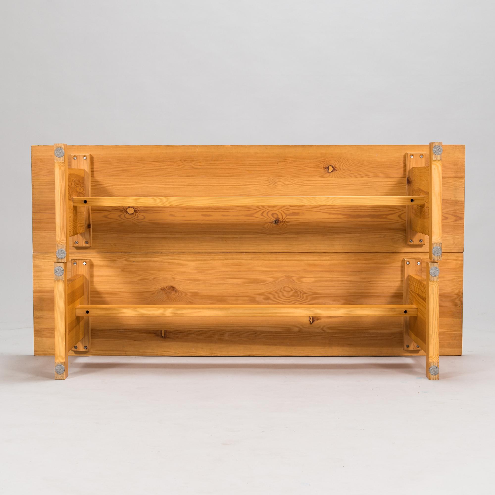 Ilmari Tapiovaara, pöytä kahdella penkillä, Laukaan puu.