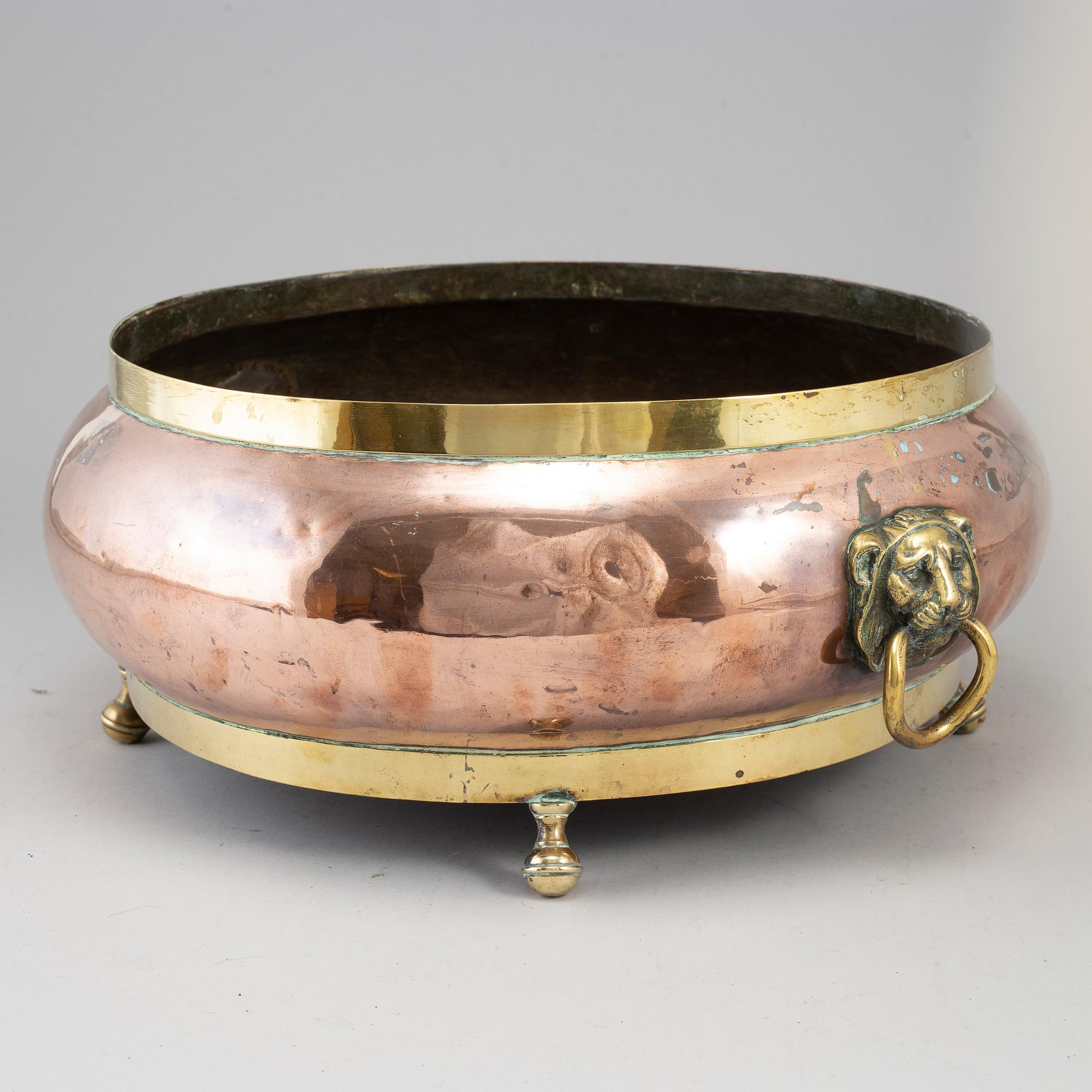 A copper and brass wine cooler, 19th century.