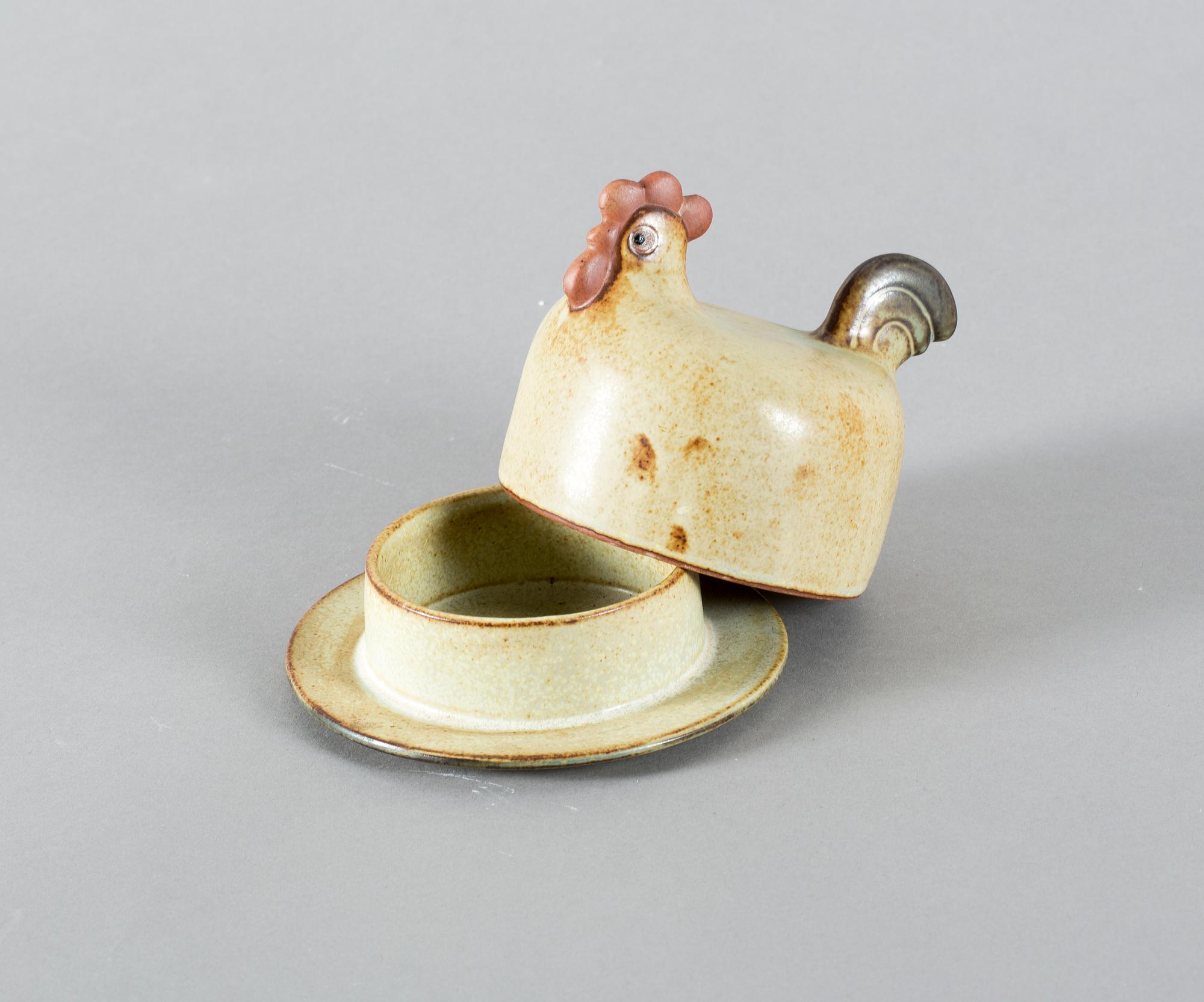 SMÖRHÖNA, 2 delar, Lisa Larson,  etikettmärkt. 1900-talets andra hälft.