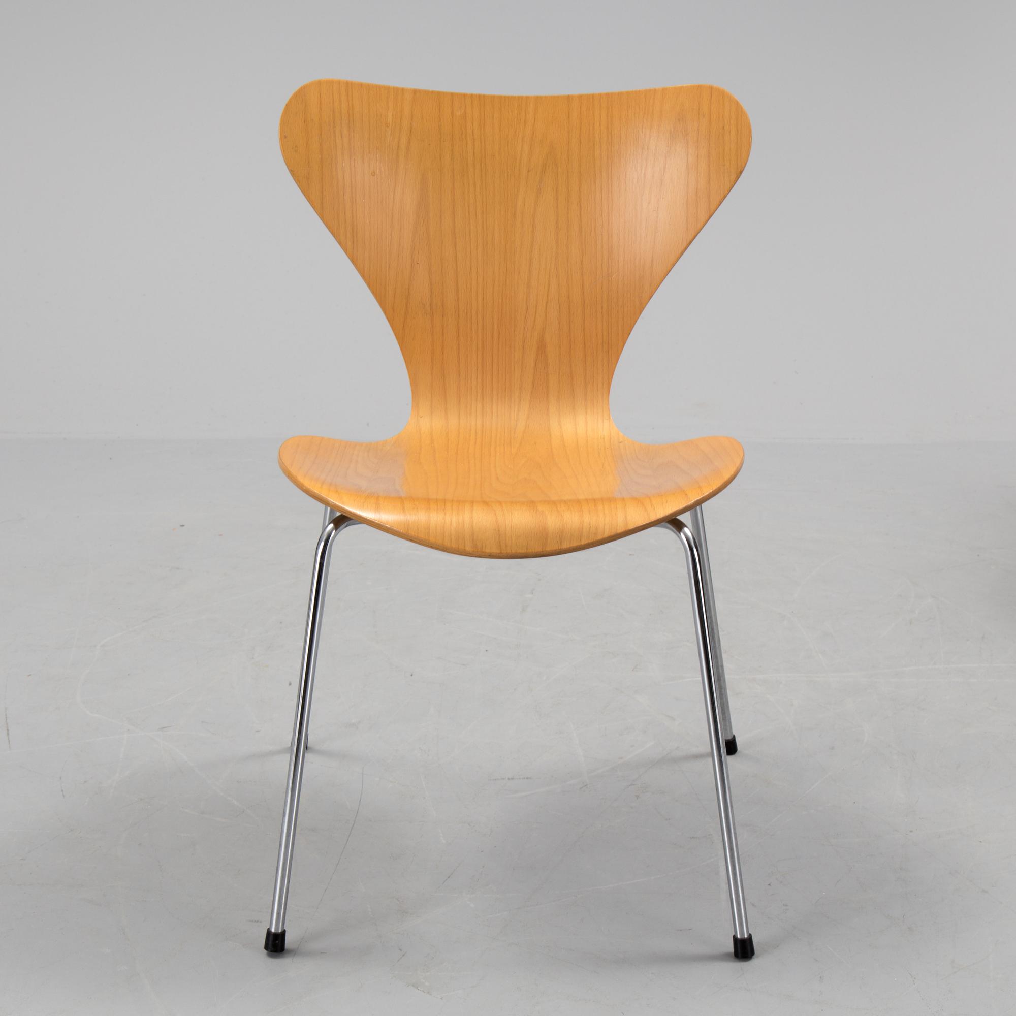 A set of 11 1980s  "Sjuan" chairs by Fritz Hansen.