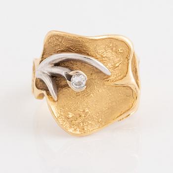 Ole Lynggaard, 18K gold and brilliant cut diamond ring.