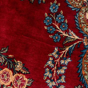 A semi-antique Kerman carpet, ca 431 x 312,5 cm.
