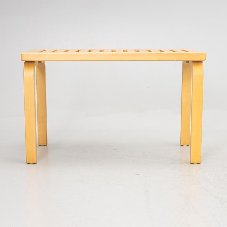 Alvar Aalto, bänk, modell 153A, Artek, Finland, 2002.