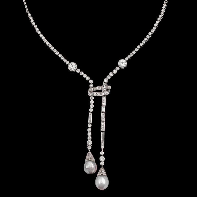 A diamond and natural pearl necklace, tot. app. 2.80 cts. C. 1925. Jays, London.