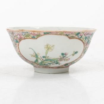 Skålar, två stycken samt skålfat, porslin, Kina, 1900-tal.