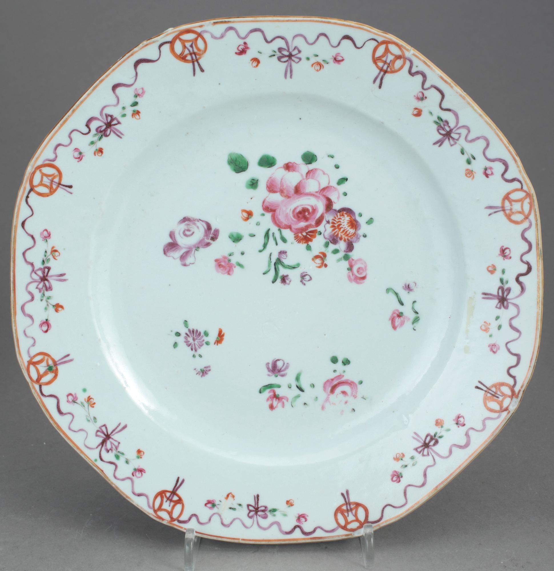 TALLRIKAR, 3 st, porslin, Kina, Qingdynastin, 1700-tal.