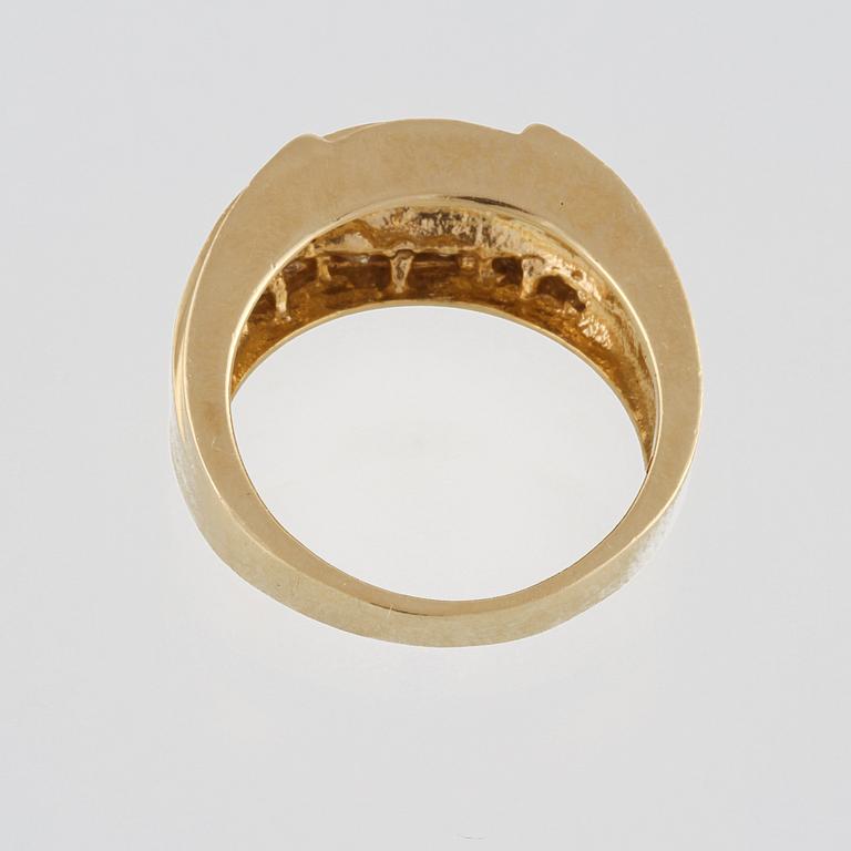 RING, 18K guld med prinsesslipade diamanter ca 1.28 ct. Vikt 8,5 gram.
