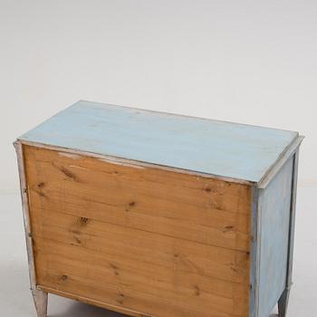 A chest of drawers from around year 1900.