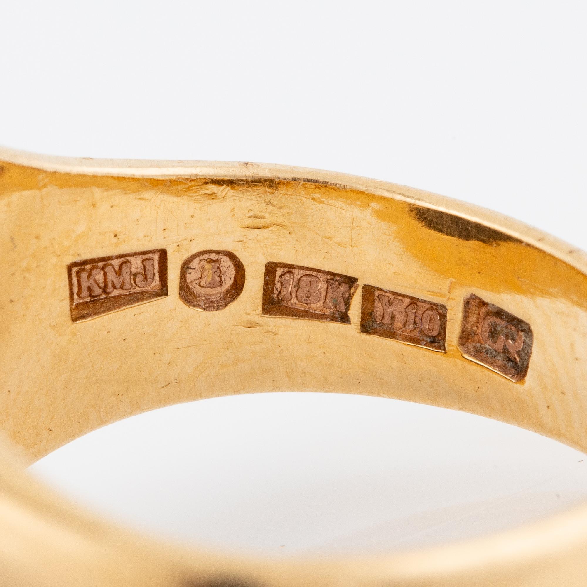 Signet ring 18K gold with agate.