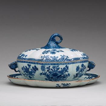 A blue and white pumkin shaped tureen with cover and tray, Qing dynasty, Qianlong (1736-95).