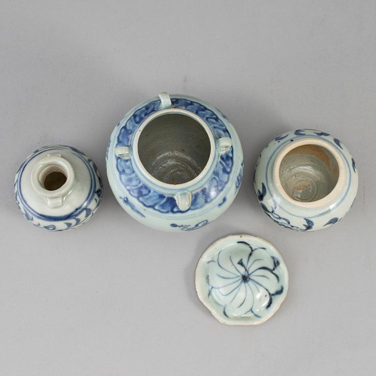 KANNA samt KRUKOR, tre stycken, porslin. Sydostasien, 1600-tal.