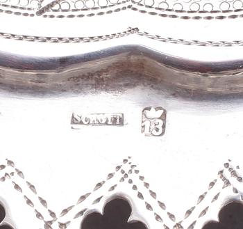 BRÖDKORG, silver, märkt Schott 13, Frankfurt, 1900-talets första hälft. Vikt ca 358 gram.