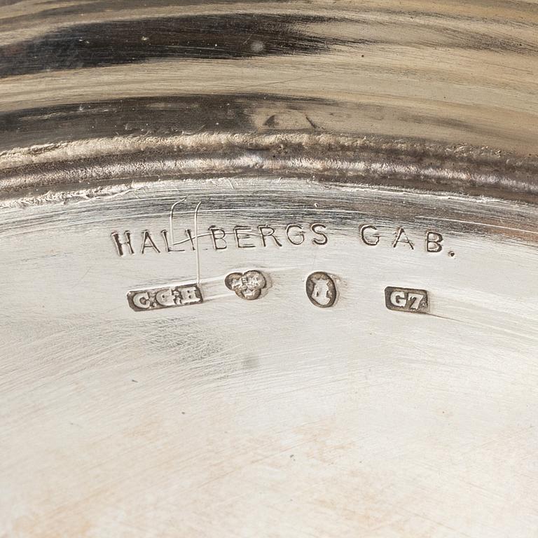 A silver bowl and a tray, including CG Hallberg, Stockholm, 1909.