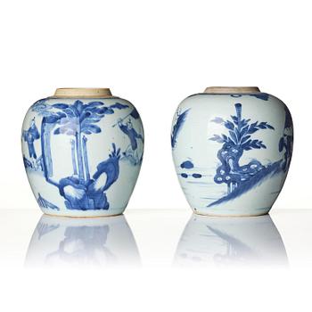 Urnor, två stycken snarlika, porslin. Qingdynastin, Kangxi (1662-1722).