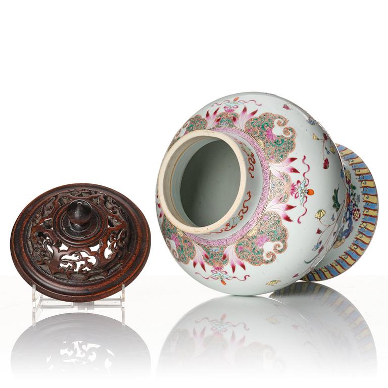 Urna, porslin. Qingdynastin, 1800-tal.