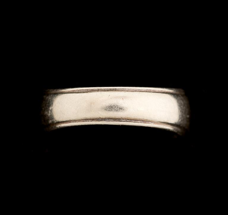 RING, 14 k vitguld med gammalslipad diamant ca 1,30 ct samt safirer. Vikt ca 8,5 g.