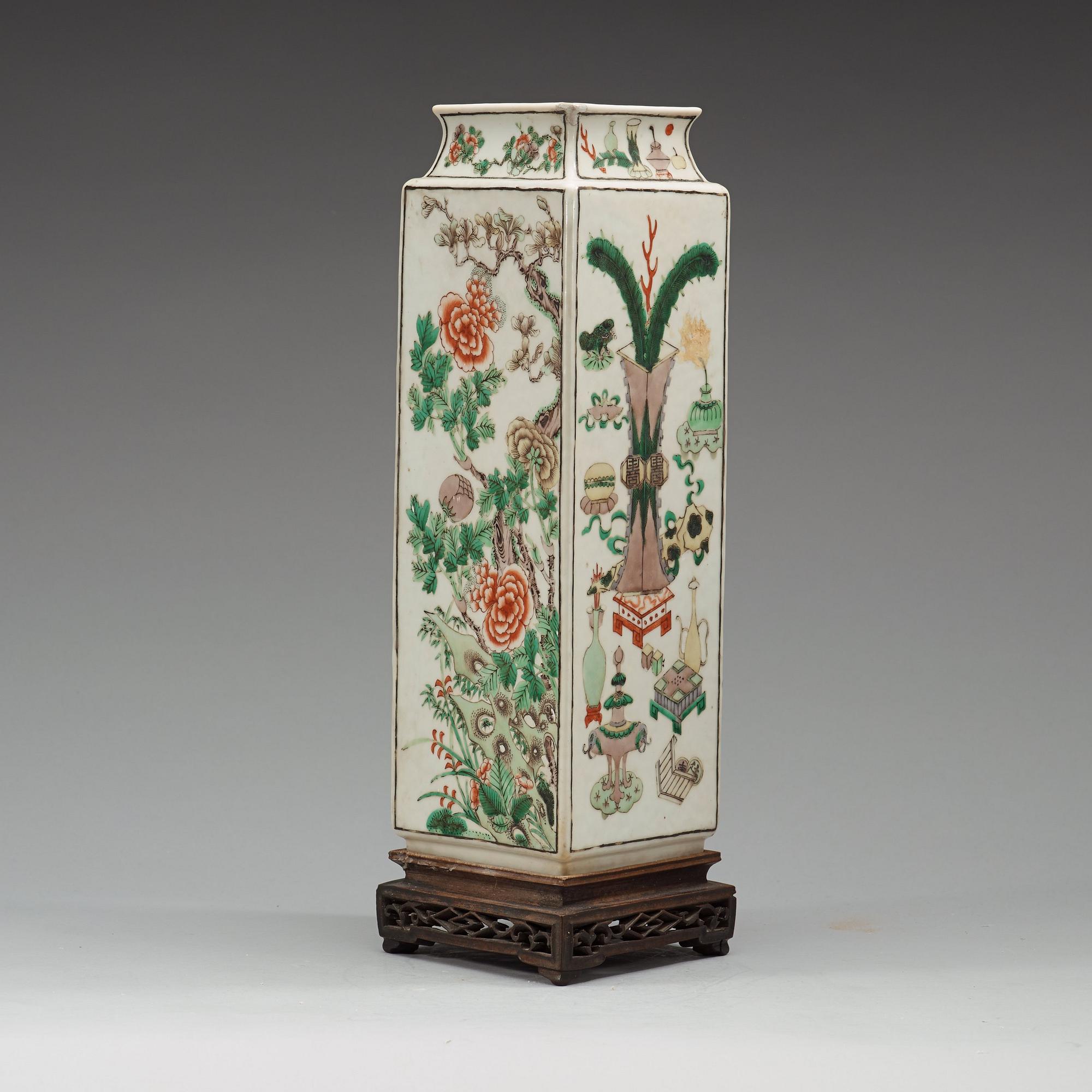 A famille verte vase, late Qing dynasty (1644-1912).