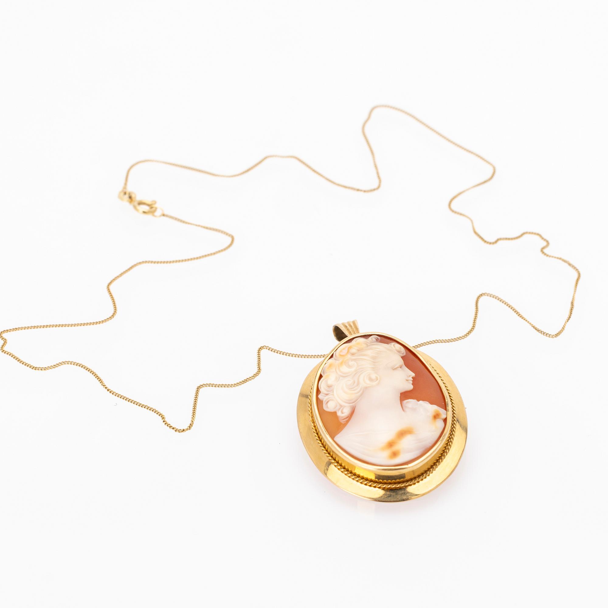 Necklace/brooch in 18K gold with a carved shell cameo.