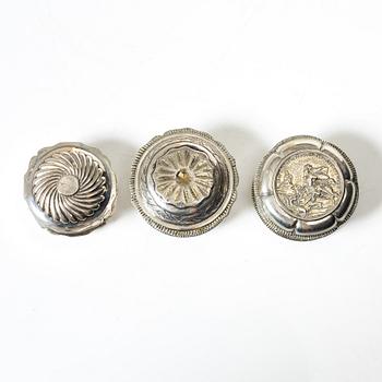 A set of three silver snuff boxes, 18th/19th century.