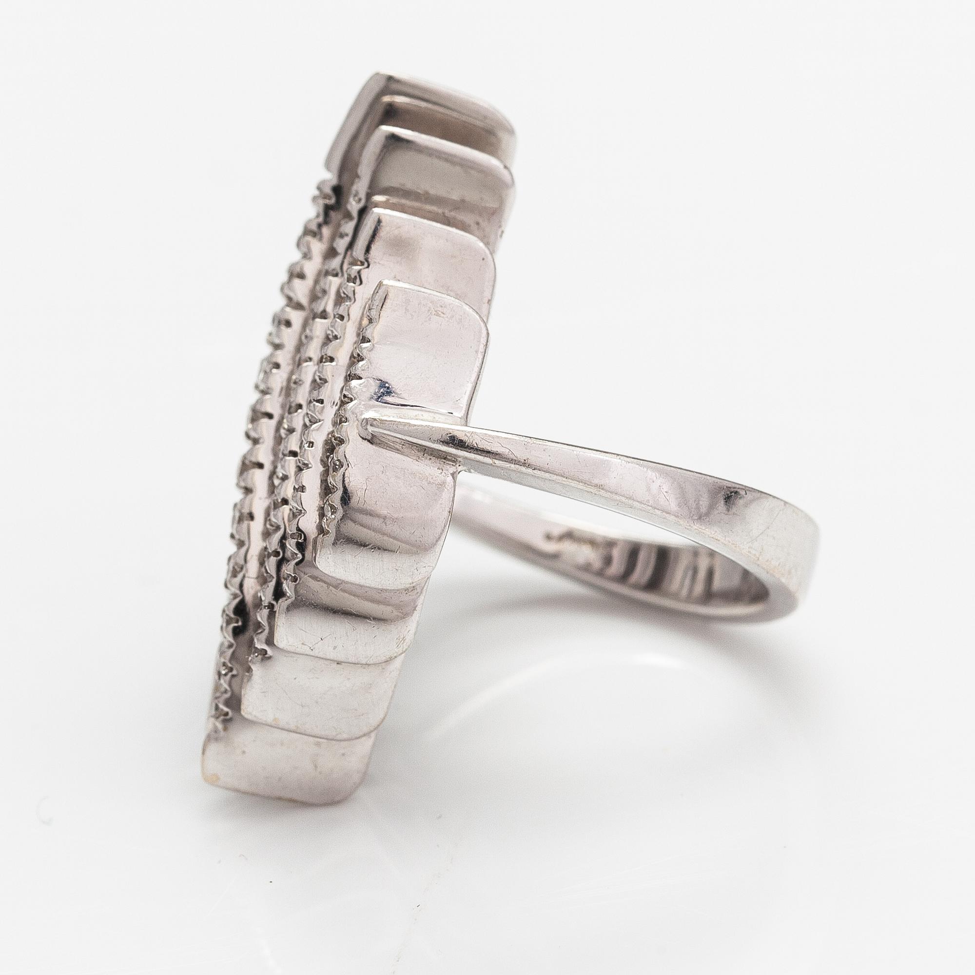 Ring, 18K vitguld, diamanter ca 0.60 ct tot. Italien.