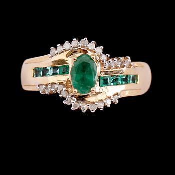 RING, 10 k guld, smaragder tot 0.85 ct och diamanter tot 0.15 ct.