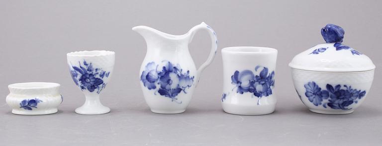 SERVISDELAR, 51 st, porslin, "Blå blomst", Kongl Dansk.