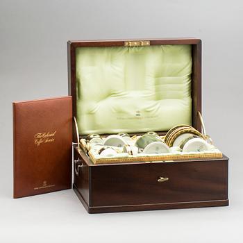 KAFFESERVIS, porslin, 8 delar. Royal Copenhagen 1976, numrerad 275/300.