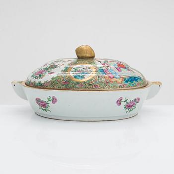 A lidded hot water dish, Qing dynasty, Canton, 19th Century.