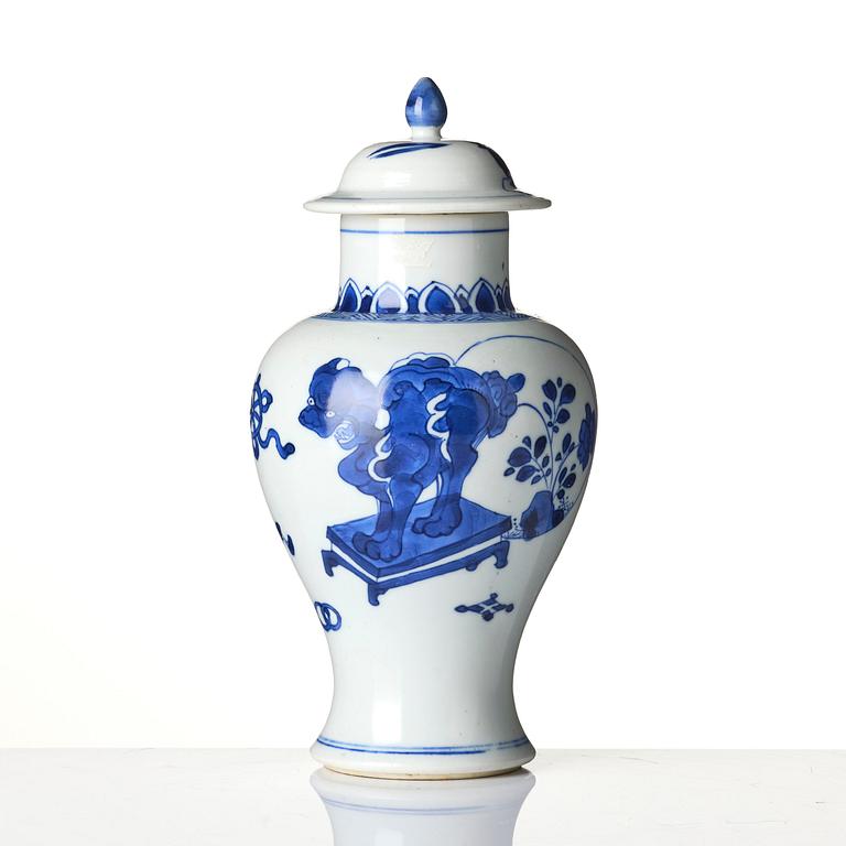 A blue and white vase with cover, Qing dynasty, Kangxi (1662-1722).