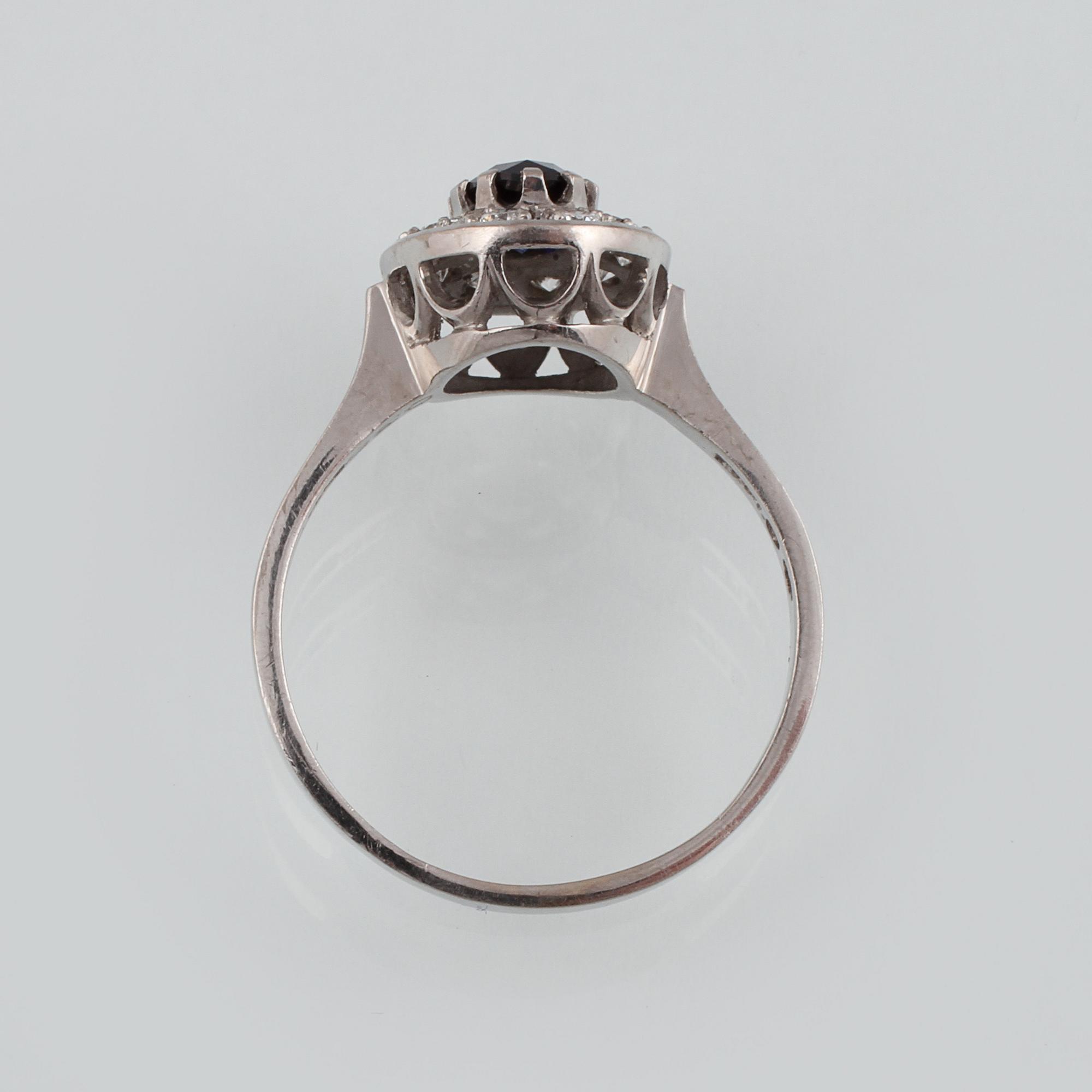 RING, 18K vitguld med ovalslipad blå safir samt briljantslipade diamanter 0.36 ct, Vetlanda, 1969. Vikt 5,2 gram.