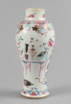 VAS, porslin, Kina, Qianlong, 1700/1800-tal.