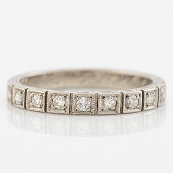 Alliance ring, 18K white gold set with small eight-cut diamonds.