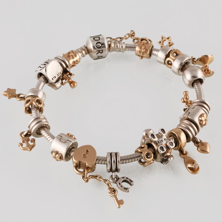 ARMBAND, silver samt guld med en briljantslipad diamant ca 0.01 ct, Pandora, Vikt 57,8 gram.