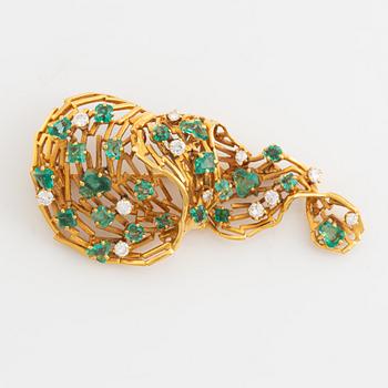 Gold emerald, and brilliant cut diamond brooch.