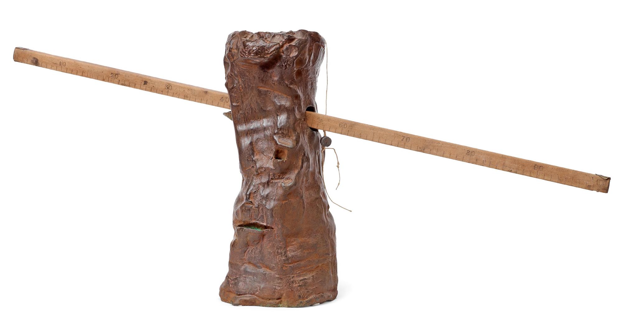 ERIK DIETMAN. Skulptur i bron m trälinjal. Utförd omkring 1991.