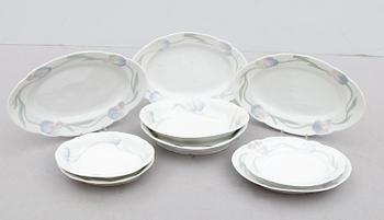 SERVERINGSFAT, 9 delar, porslin, "Liljor", Alf Wallander, Rörstrand, sekelskiftet 1900.