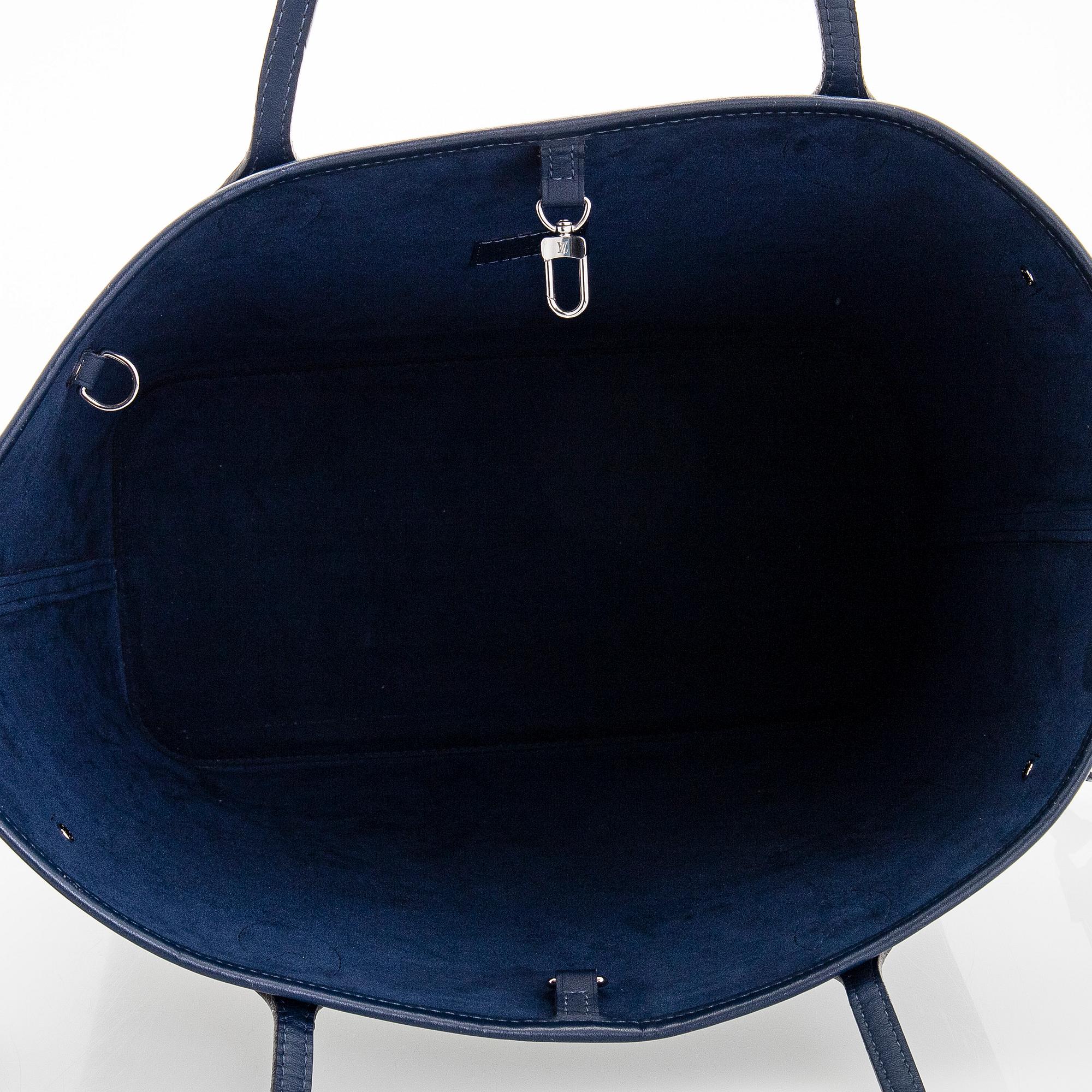 Louis Vuitton, a “Neverfull MM” bag.
