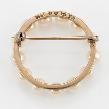 An 18K gold brooch set with cultured pearls ca 6 mm.