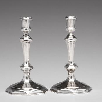 A pair of English early 18th century silver candlesticks, mark of Thomas Merry I, London 1712.