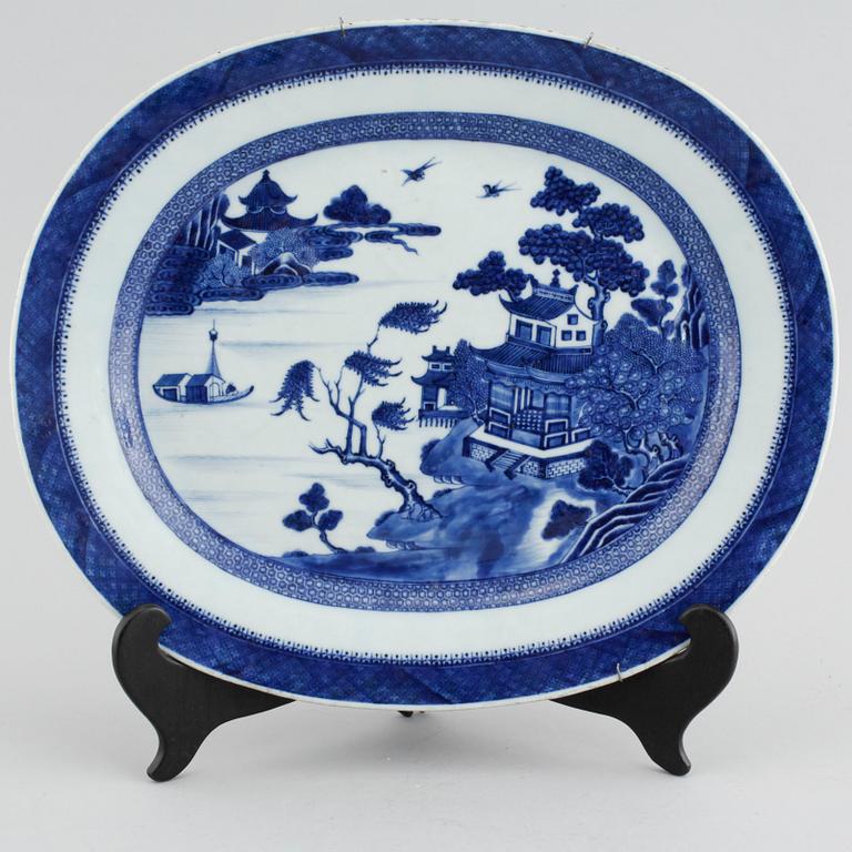 Three porcelain chinese serving dishes from the 18th and 19th century.