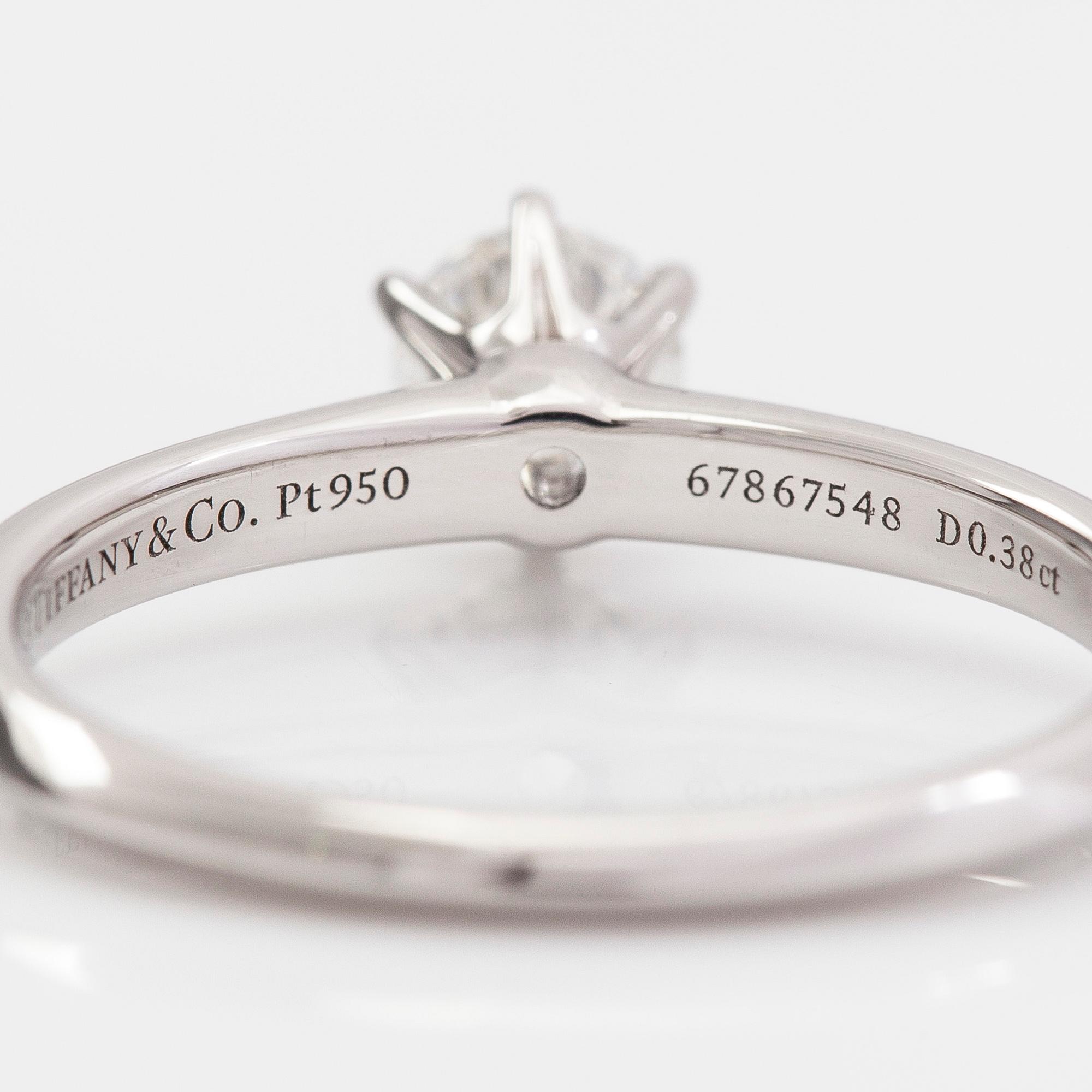 Tiffany & Co, Ring, platina med briljantslipad diamant 0.38 ct. Med certifikat.